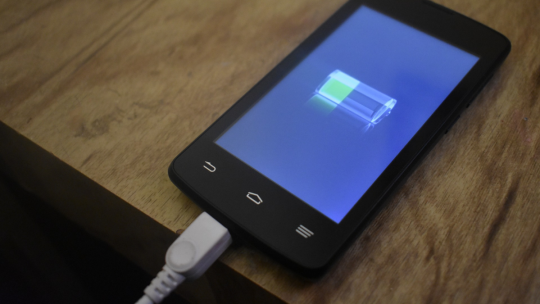 Cargador con buena batería para llevar al campo