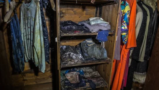 ¿Qué debe tener un mueble para equipo de caza?